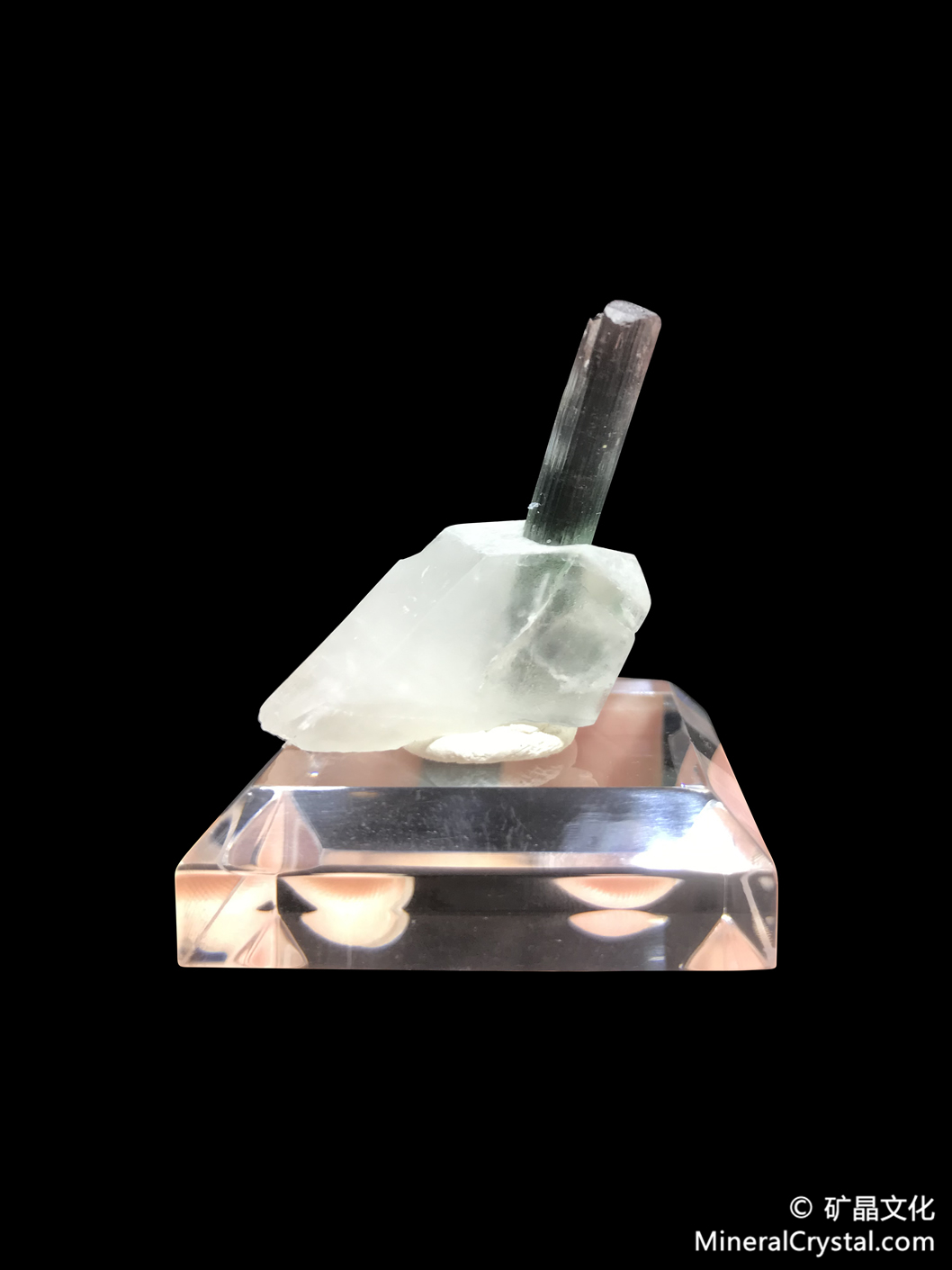 蓝色碧玺、水晶